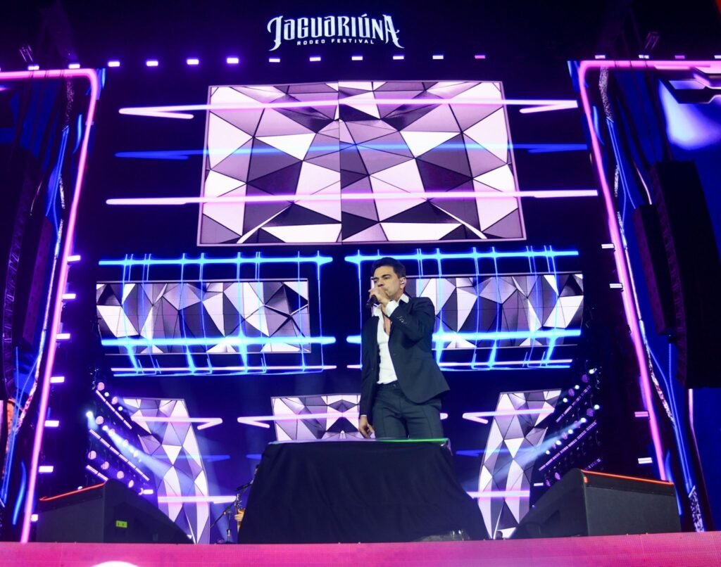Zezé Di Camargo cantando no palco de Jaguariúna